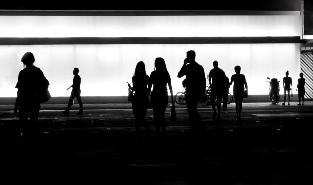 夜晚人们模糊的剪影图片下载