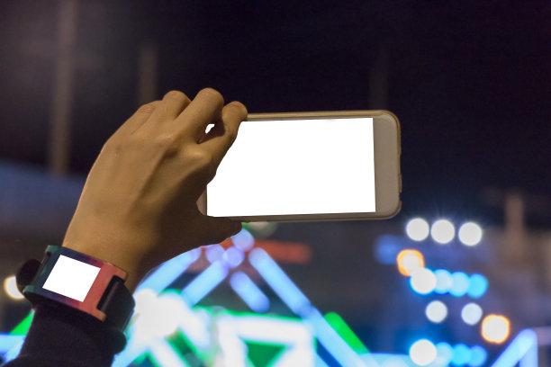 手持手机录音，配合舞台上的许多灯光，空白屏幕上的白色图片下载