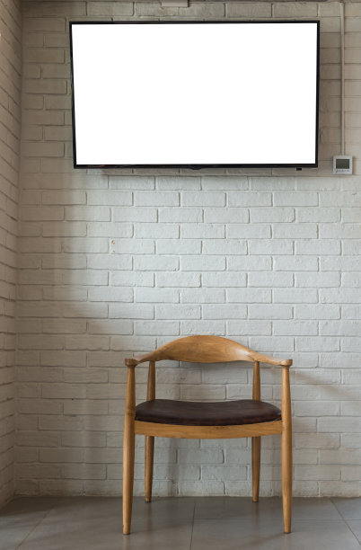 木椅与砖墙和电视屏幕，装饰室内概念图片下载