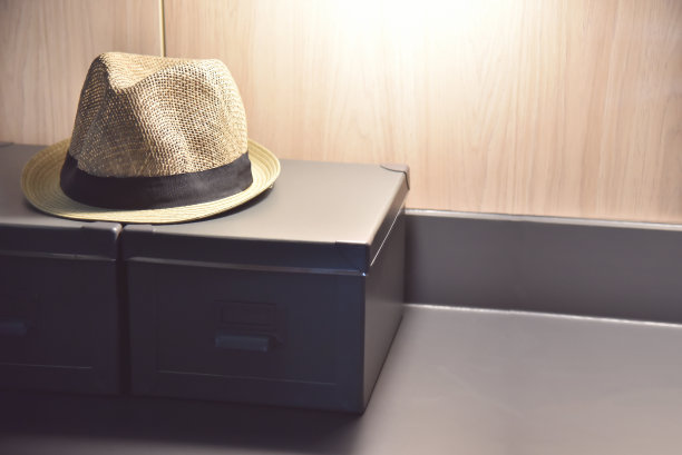草帽上的深棕色的宝盒。图片下载