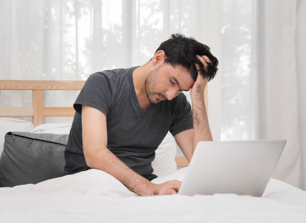 因加班而头痛。图片下载