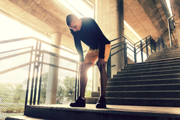 疲惫的男性跑步者在训练后休息。图片下载