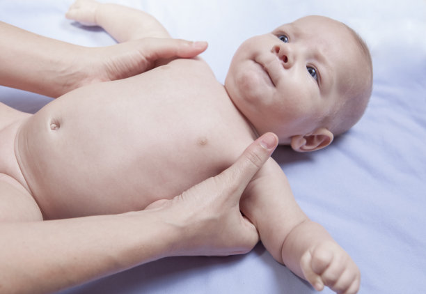 三个月的男婴手臂按摩图片下载