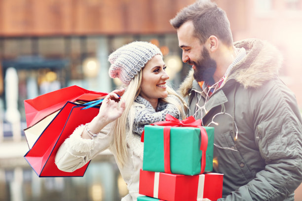 这是一对情侣在城里为圣诞节购物的照片图片下载