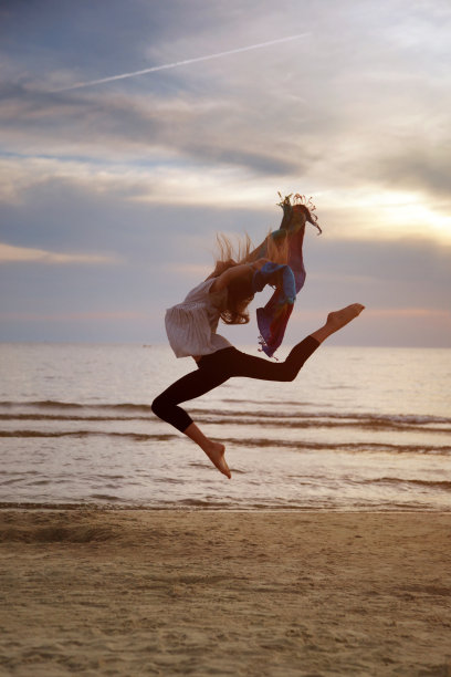 跳舞的女孩在海边锻炼图片下载