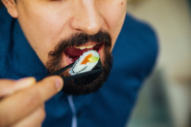 吃寿司的年轻人图片下载