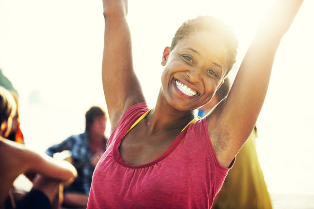 一群形形色色的人在海滩上玩得很开心图片下载