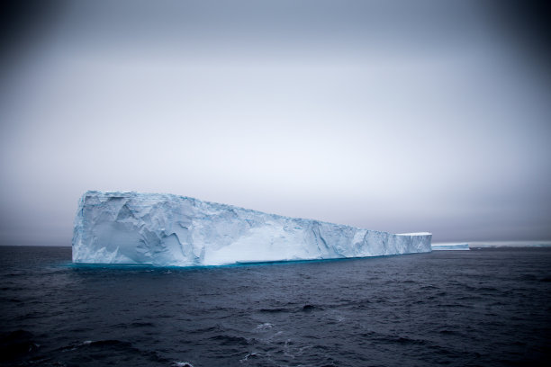 南极海峡的平顶冰山图片下载