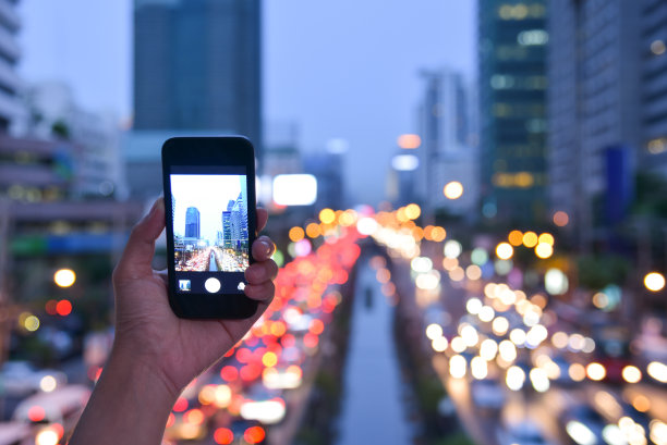 女人用智能手机拍照。图片下载