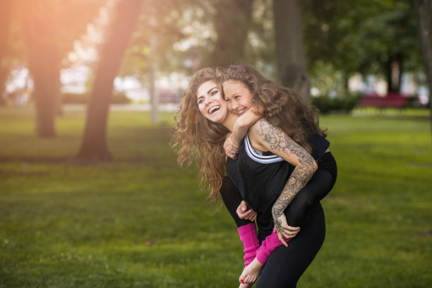 母爱。永远年轻快乐图片下载