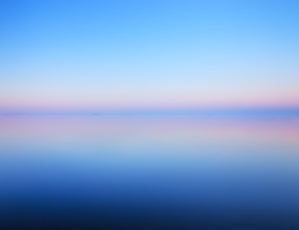 宁静的极简景观的平静的水和地平线图片下载