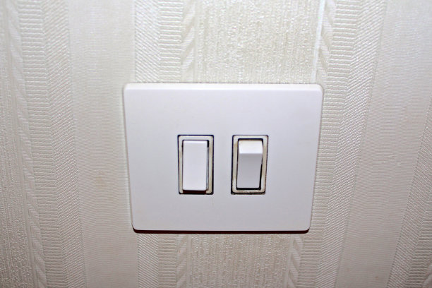 又脏又经典的电灯开关图片下载