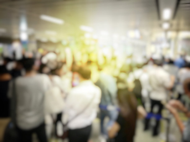 模糊的亚洲人的形象在高峰时刻排队等待火车地铁站。呆在人群中会给日常生活带来压力，危害人们的健康。运输的概念图片下载