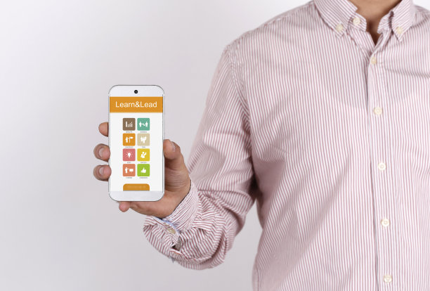 男子在屏幕上展示智能手机学习和引导图片下载