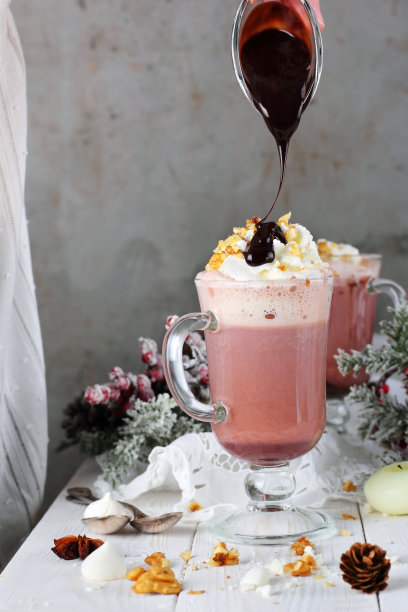 热巧克力，鲜奶油，坚果和融化的巧克力图片下载