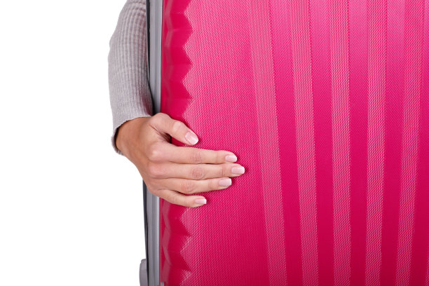 一个女人手里拿着一个粉红色的大箱子，孤立在白色的背景上。图片下载