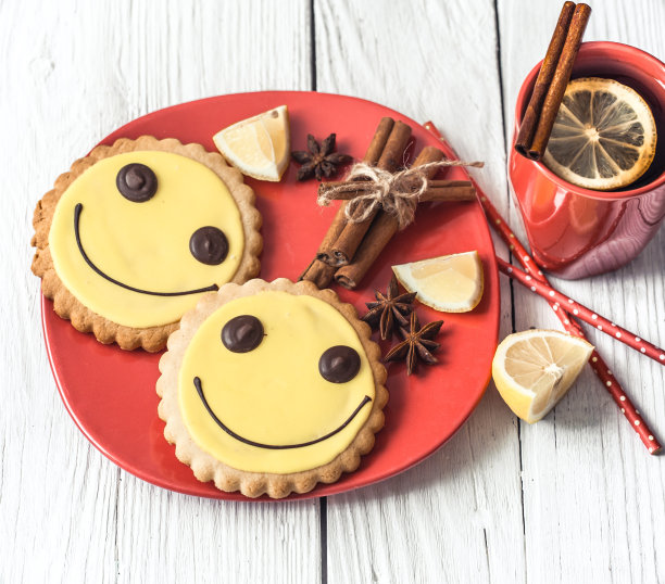 一杯加柠檬和饼干的热茶图片下载