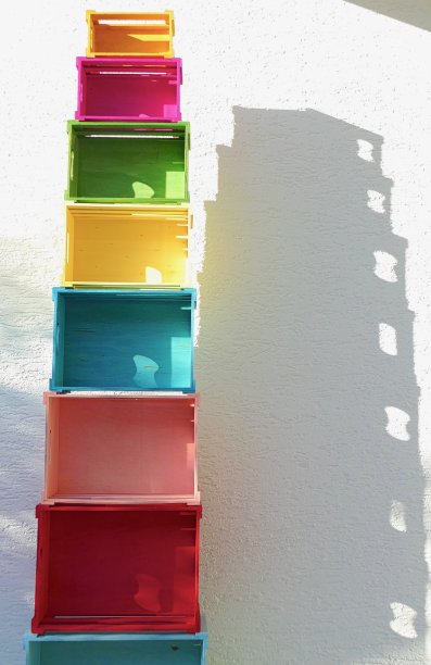 寒酸别致:五颜六色的木箱图片下载