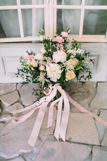 地板上摆放着奶油色玫瑰、白色康乃馨和口水仙的乡村婚礼花束。特写镜头。图片下载