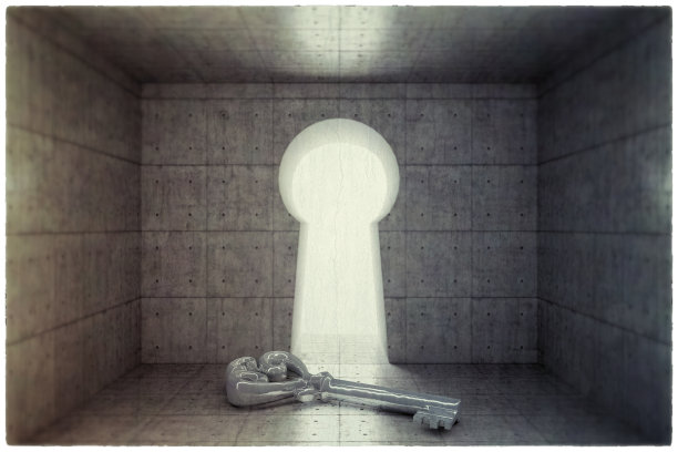 混凝土房间里的旧金属钥匙图片下载