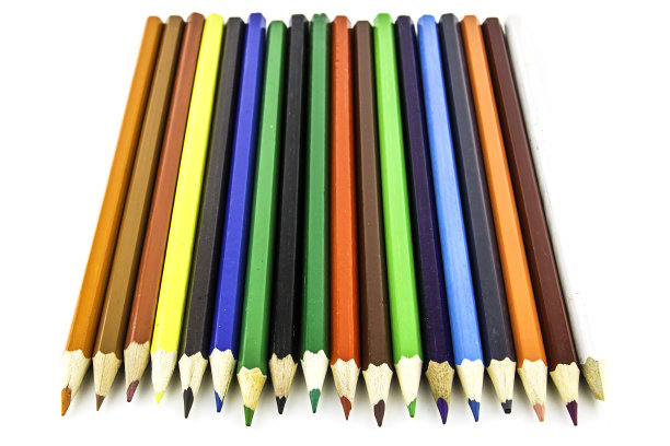 彩色铅笔孤立在白色背景上。关闭了。美丽的彩色铅笔。彩色画笔图片下载