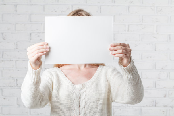 年轻女子举着白色横幅，上面写着你的信息图片下载