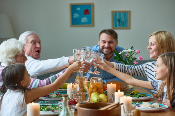 干杯!为最团结的家庭干杯!素材图片