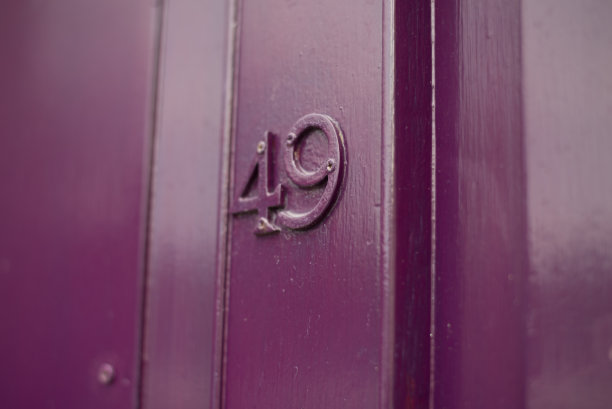 紫色木门上的49号图片下载