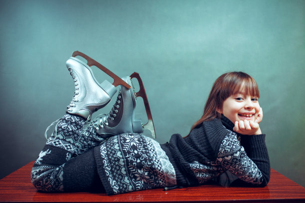 背景是一个穿着冰鞋的小女孩图片下载