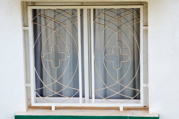 从外面看带有防护网的PVC窗户图片下载