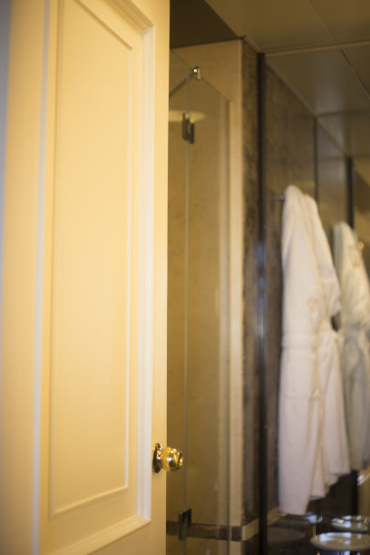 豪华酒店的浴室打扫干净，准备供客人使用。图片下载