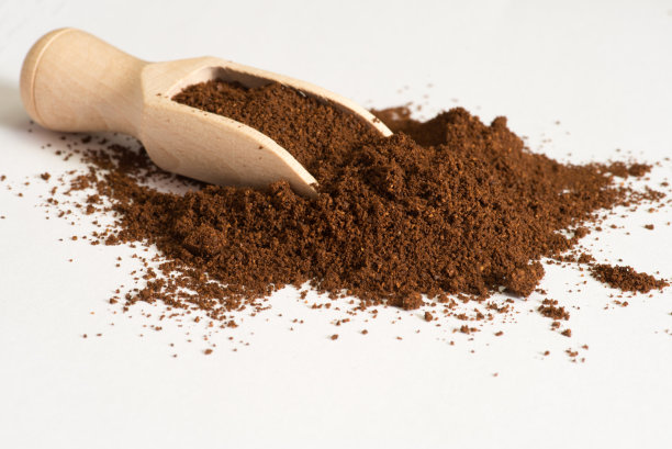 用铲子铲咖啡粉图片下载