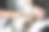 一位年轻女子在美容院洗头。图片下载