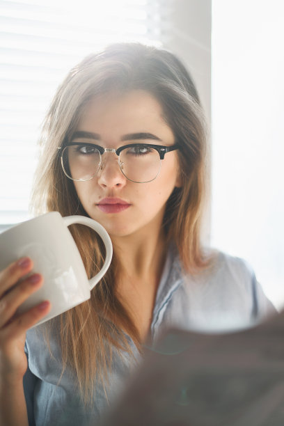 早上的例行公事，咖啡，报纸图片下载