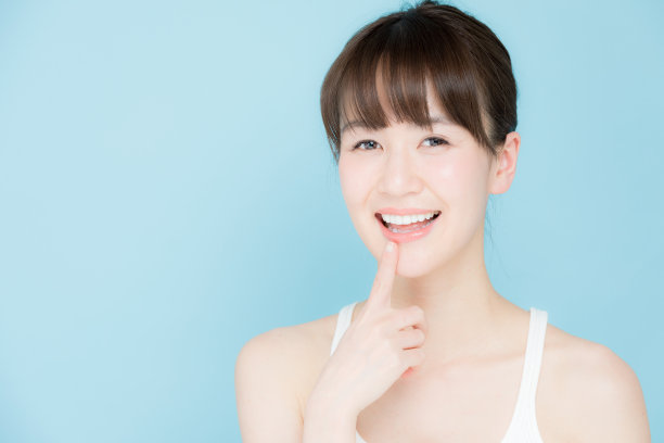 迷人的亚洲女性护肤形象孤立在蓝色背景素材图片