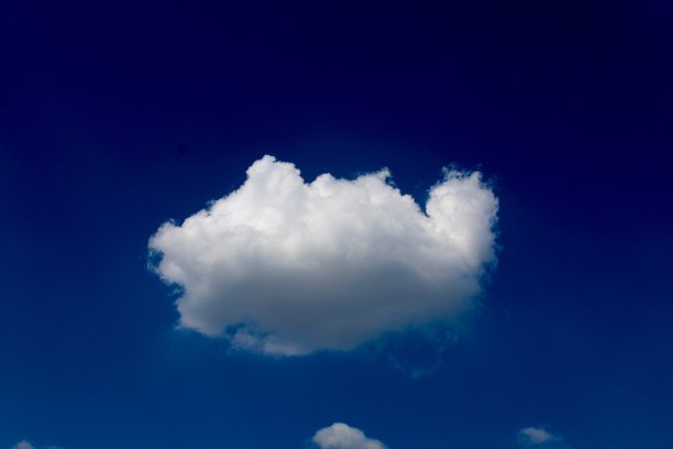 单瓣白色的云图片下载