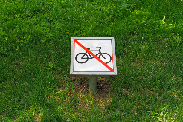 “禁止骑自行车”的禁止标志图片下载