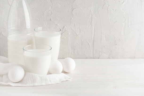 白色背景，牛奶和鸡蛋图片下载