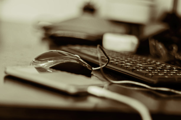 工作空间。移动电话。电脑鼠标和键盘图片下载