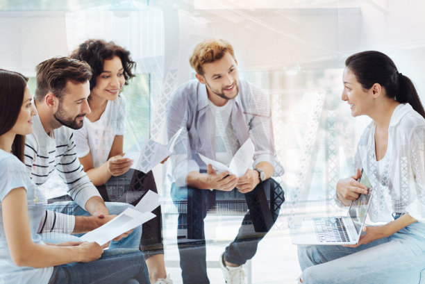 微笑的心理学家向客户展示图片下载