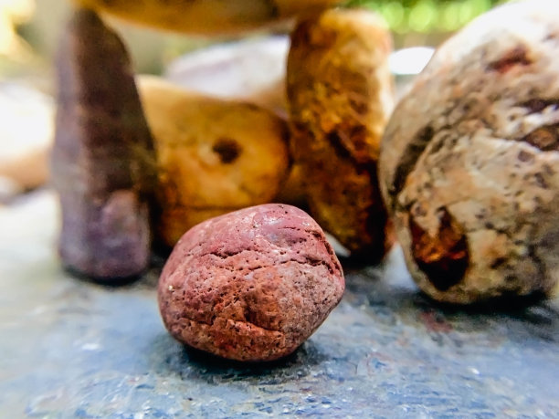 黄色的石头是近模糊的背景图片下载