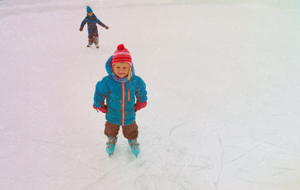 快乐的小女孩和男孩在冬天滑冰图片下载