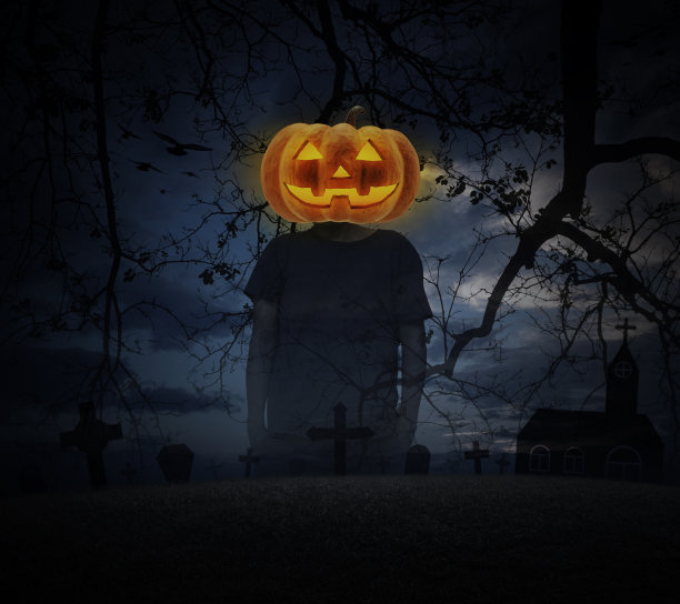 南瓜怪物头在人的身体站在阴森森的天空图片下载
