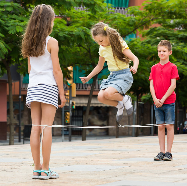 高兴的孩子玩中国跳绳图片下载