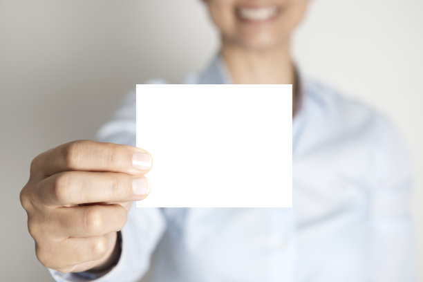 女人拿着名片图片下载