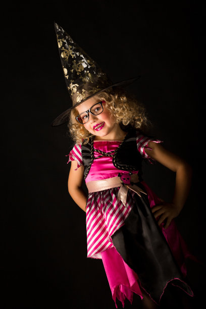 穿着女巫万圣节服装的迷人女孩图片下载