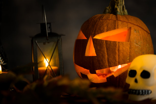 万圣节设计与南瓜。金色的散景图片下载