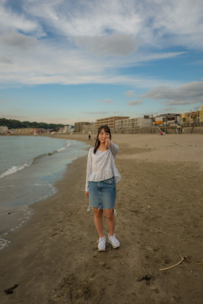 两个女孩在沙滩上玩耍，那是美丽的日落图片下载