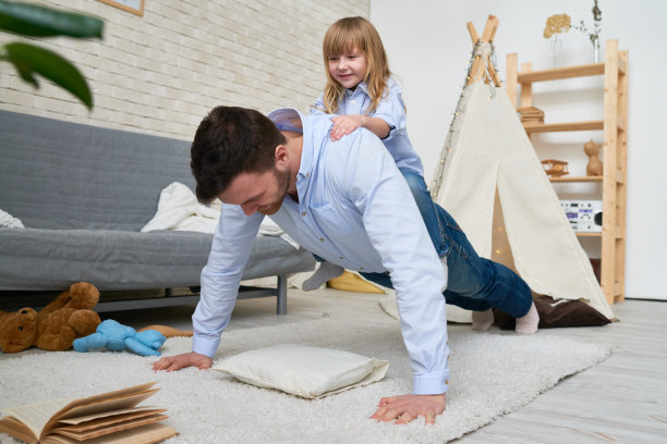 强壮的爸爸在家做运动图片下载