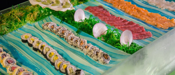 日本的食物。寿司酒吧。生切鱼图片下载